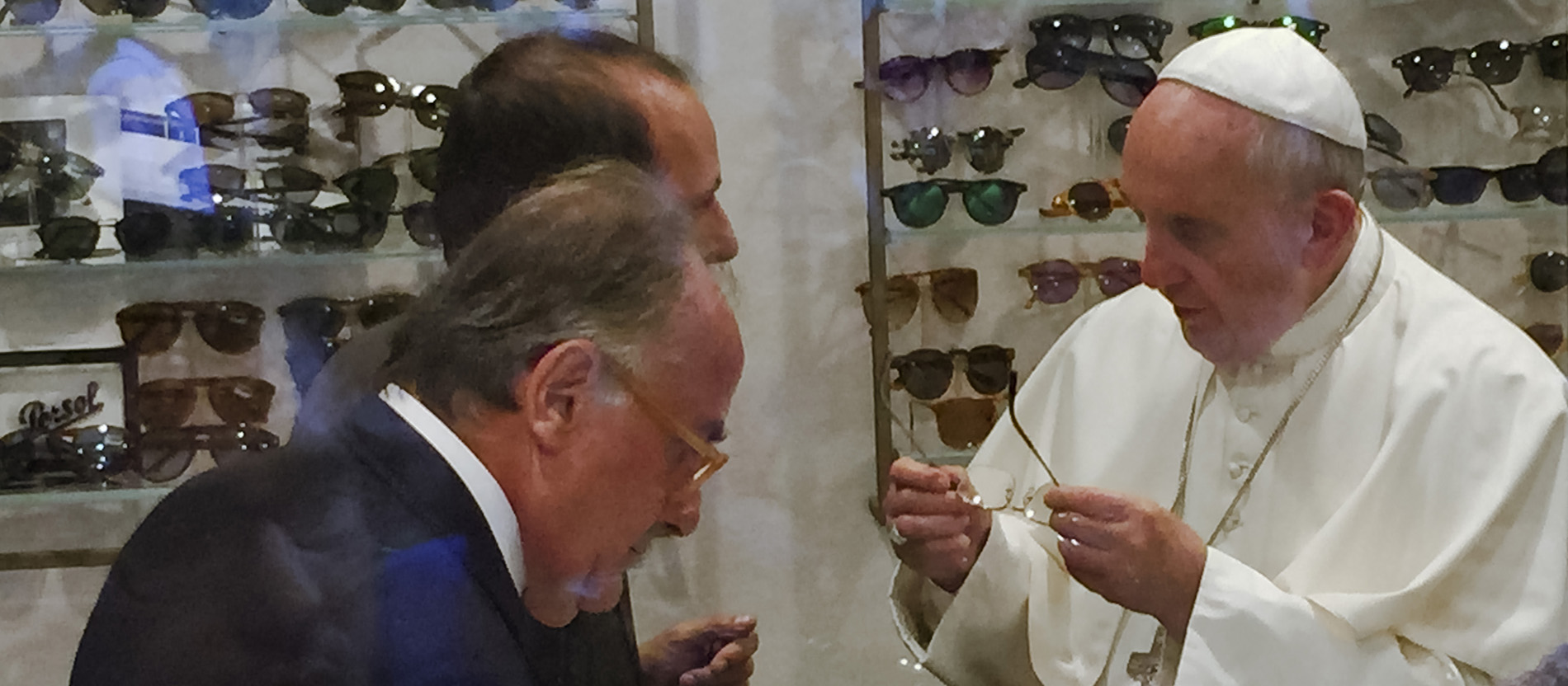 Franziskus besucht in Rom einen Optiker, um eine Brille zu kaufen.