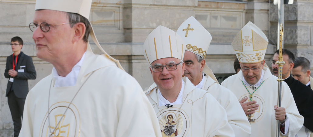 An der Messe zur Amtseinführung von Erzbischof Heiner Koch (zweiter von links) nahm auch dessen Vorgänger als Erzbischof von Berlin, Kardinal Rainer Maria Woelki (links), teil. Woelki war von 2011 bis 2014 Oberhirte der Kirche von Berlin. Im Hintergrund: Der Apostolische Nuntius in Deutschland, Kurienerzbischof Nikola Eterovic (zweiter von rechts), und der Bischof von Görlitz Wolfgang Ipolt (rechts).