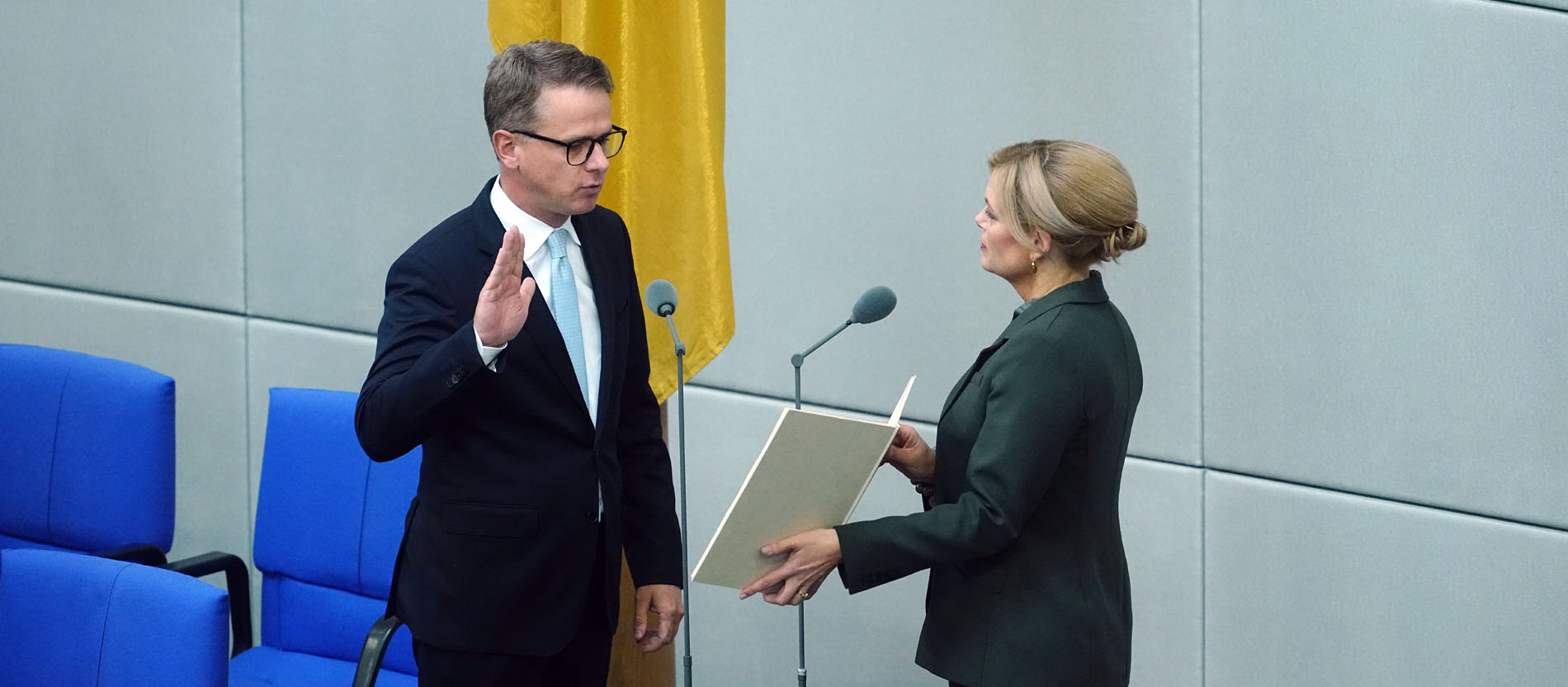 Carsten Linnemann (CDU), Bundesminister für Gesundheit, wird zu Beginn der Sitzung des Bundestages von Julia Klöckner (CDU), Bundestagspräsidentin, vereidigt.