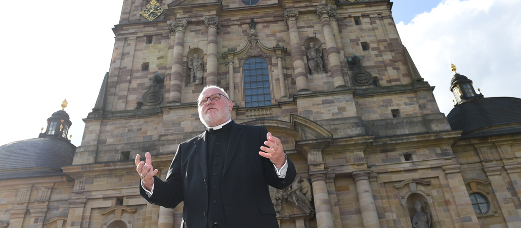 Kardinal Reinhard Marx vor dem Fuldaer Dom