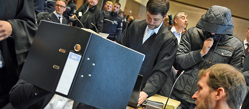 Messbecher und Kreuze für den Dschihad