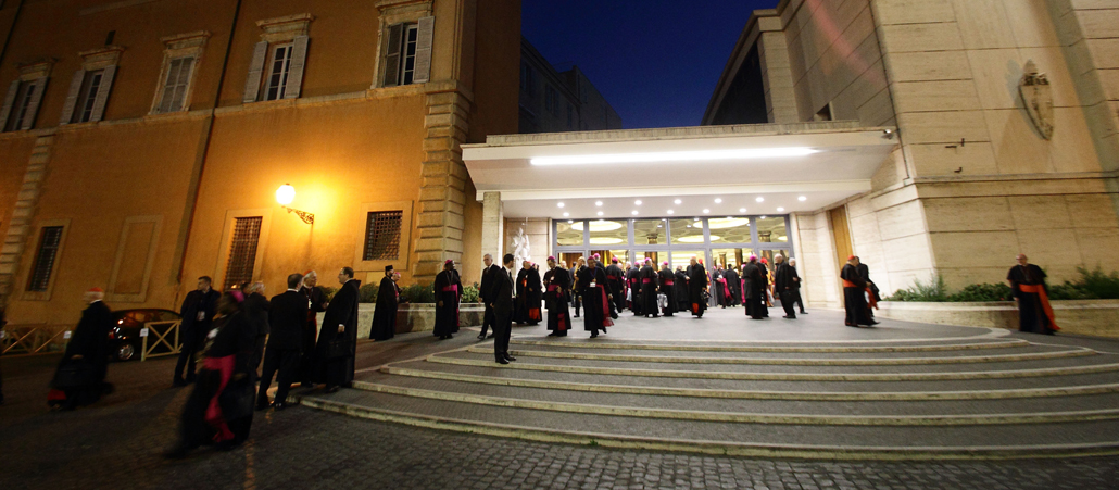 Bischöfe vor der Synodenaula während der Familiensynode im Vatikan
