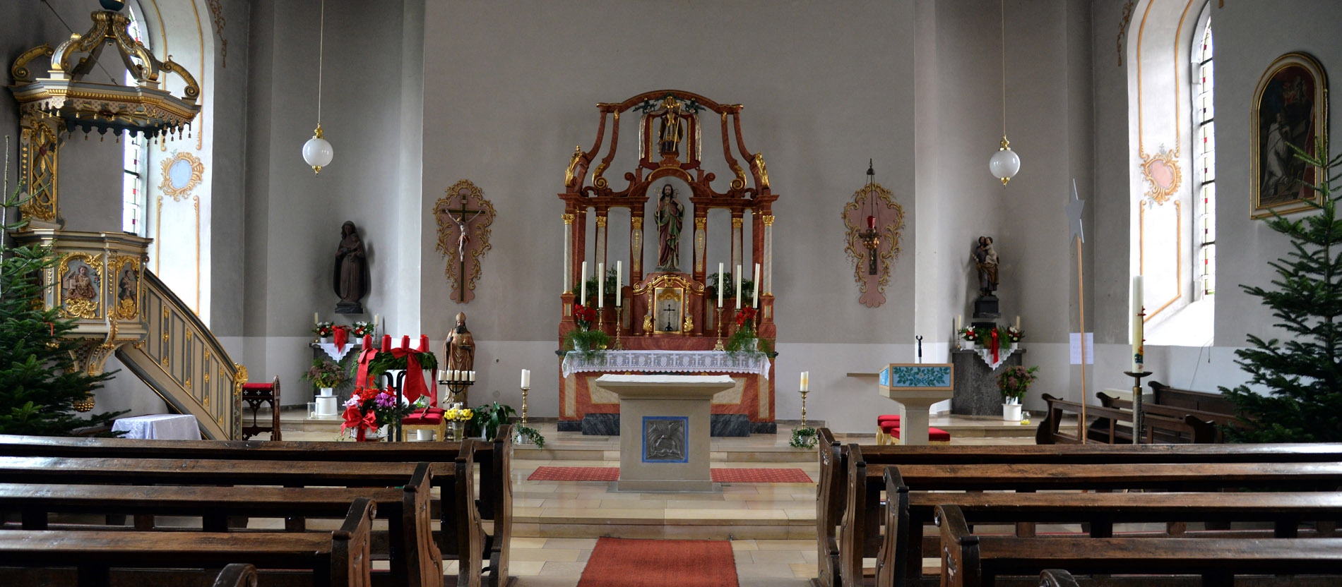 Der katholische Teil der Simultankirche in Brauneberg. 