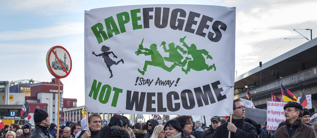 In Köln demonstrieren Anhänger von Pegida, Pro NRW und andere Rechtsextremisten gegen Ausländer.
