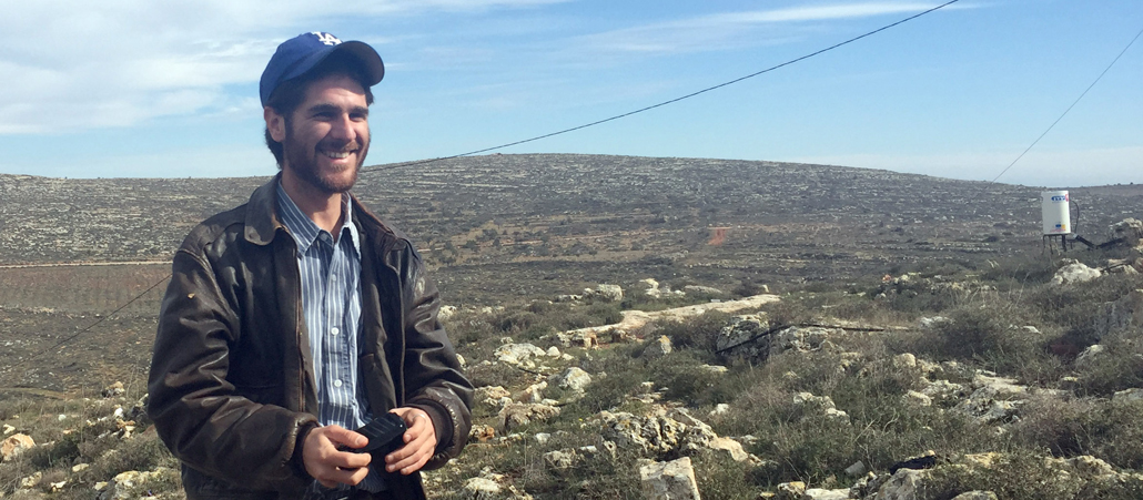Siedlersprecher Aharon Katzof ist in Kalifornien aufgewachsen und lebte nach seiner Einwanderung nach Israel zunächst in Tel Aviv und nun seit fünf Jahren im Außenposten Esch Kodesch im Westjordanland.