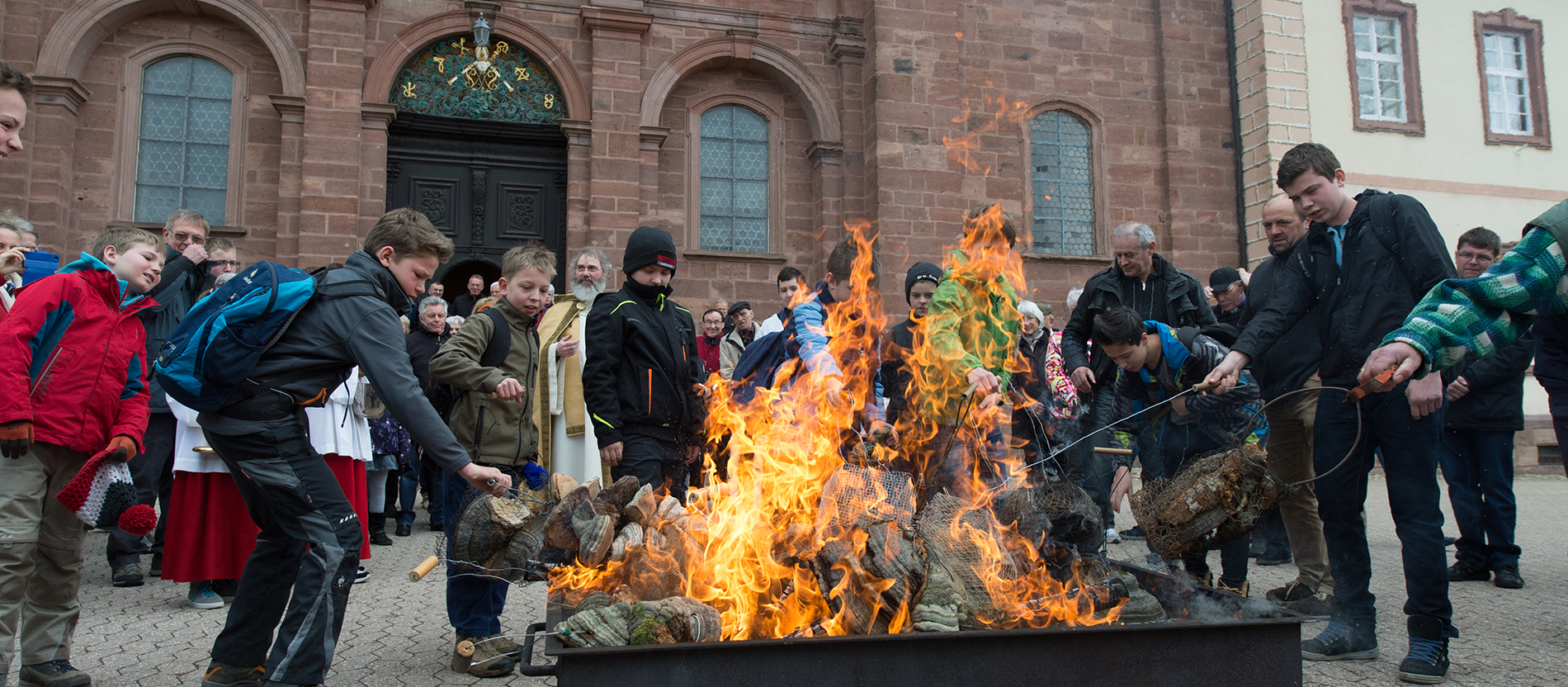 Osterschwämme werden in St. Peter am Osterfeuer zum Glühen gebracht