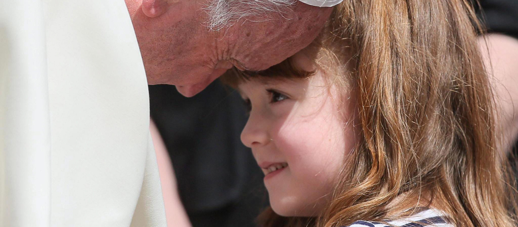 Papst segnet erblindendes Mädchen