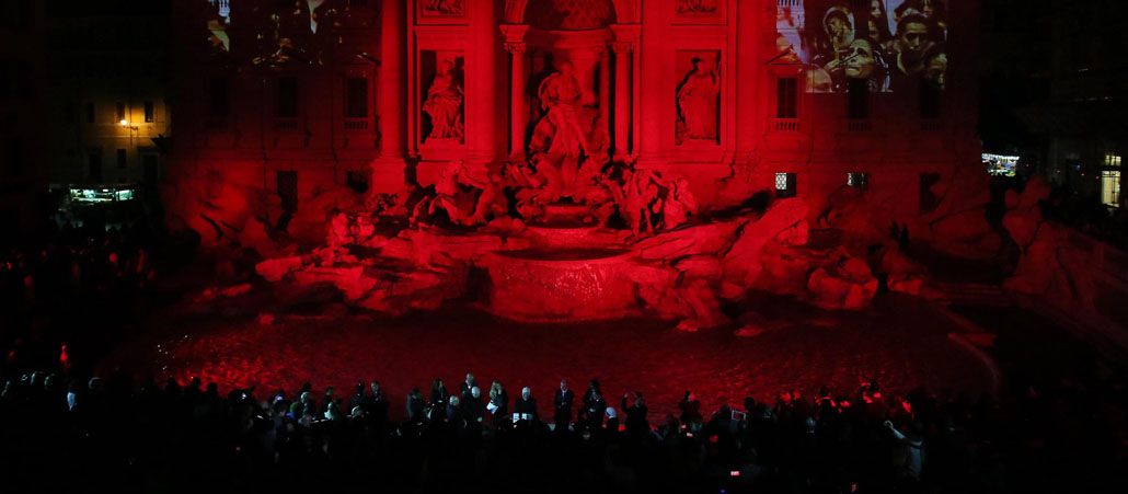 Der berühmte Trevi-Brunnen in Rom ist in rotes Licht getaucht.