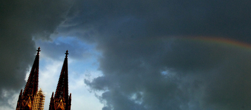 Die beiden Türme des Kölner Doms umgeben von dunklen Wolken.