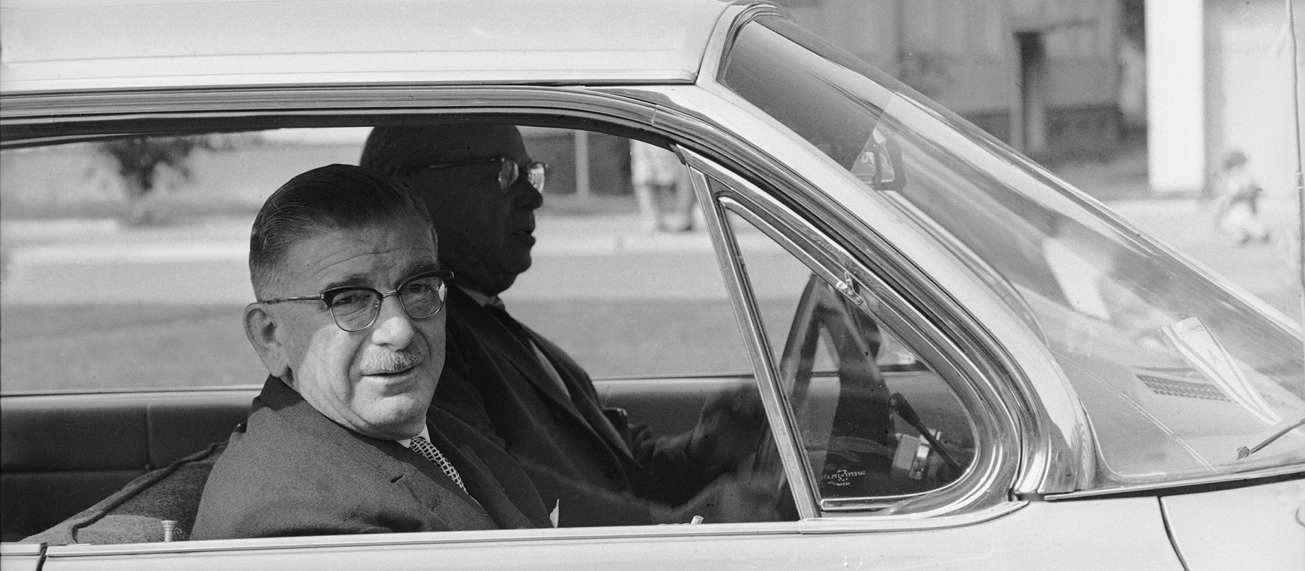 Der frühere österreichische Bundeskanzler Leopold Figl in einem Auto (1964)