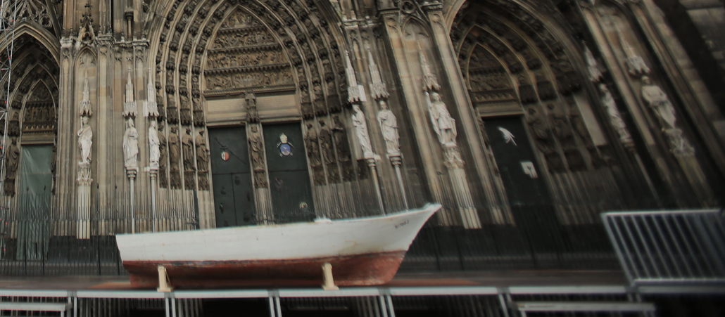 Flüchtlingsboot wird in Kölner Dom aufgestellt