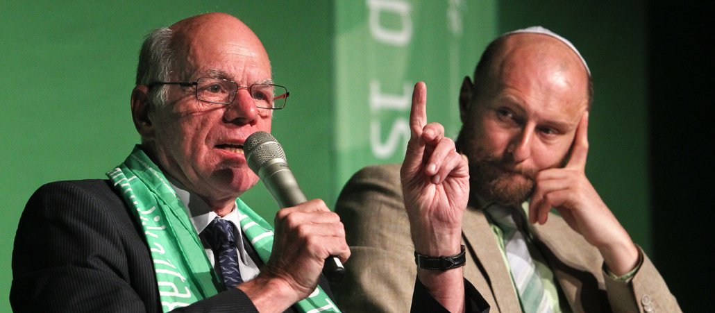 Bundestagspräsident Norbert Lammert (l) spricht neben dem Rabbiner Juriy Kadnykov während einer Veranstaltung beim Katholikentag in Leipzig.