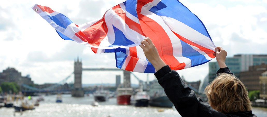 Eine Frau hält eine Flagge von Großbritannien in London hoch.