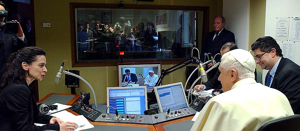 Papst Benedikt XVI. bei einem Interview mit Radio Vatikan im Jahr 2006.