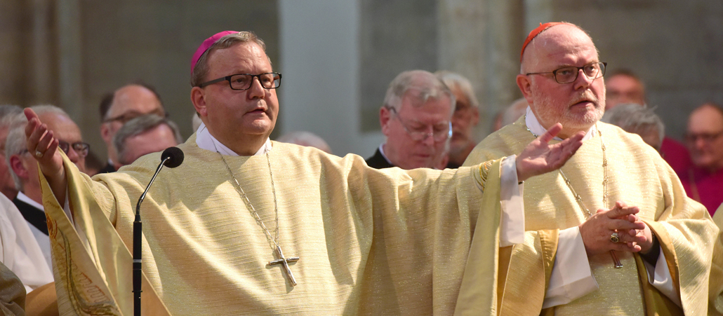 Bischof Bode betet während eines Gottesdienstes.