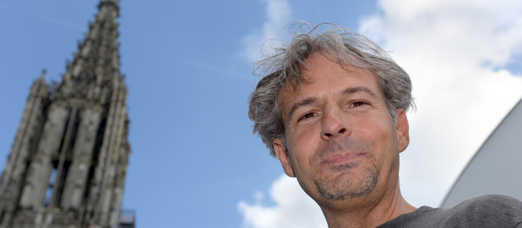 Bernd Jedelhauser steht vor dem Ulmer Münster. 