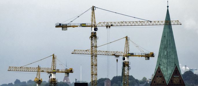 Ein Horizont mit Kränen und einem Kirchturm