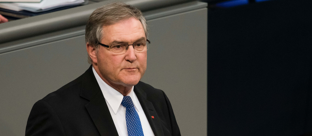 Der Bundestagsabgeordnete Franz Josef Jung (CDU) spricht im Deutschen Bundestag.