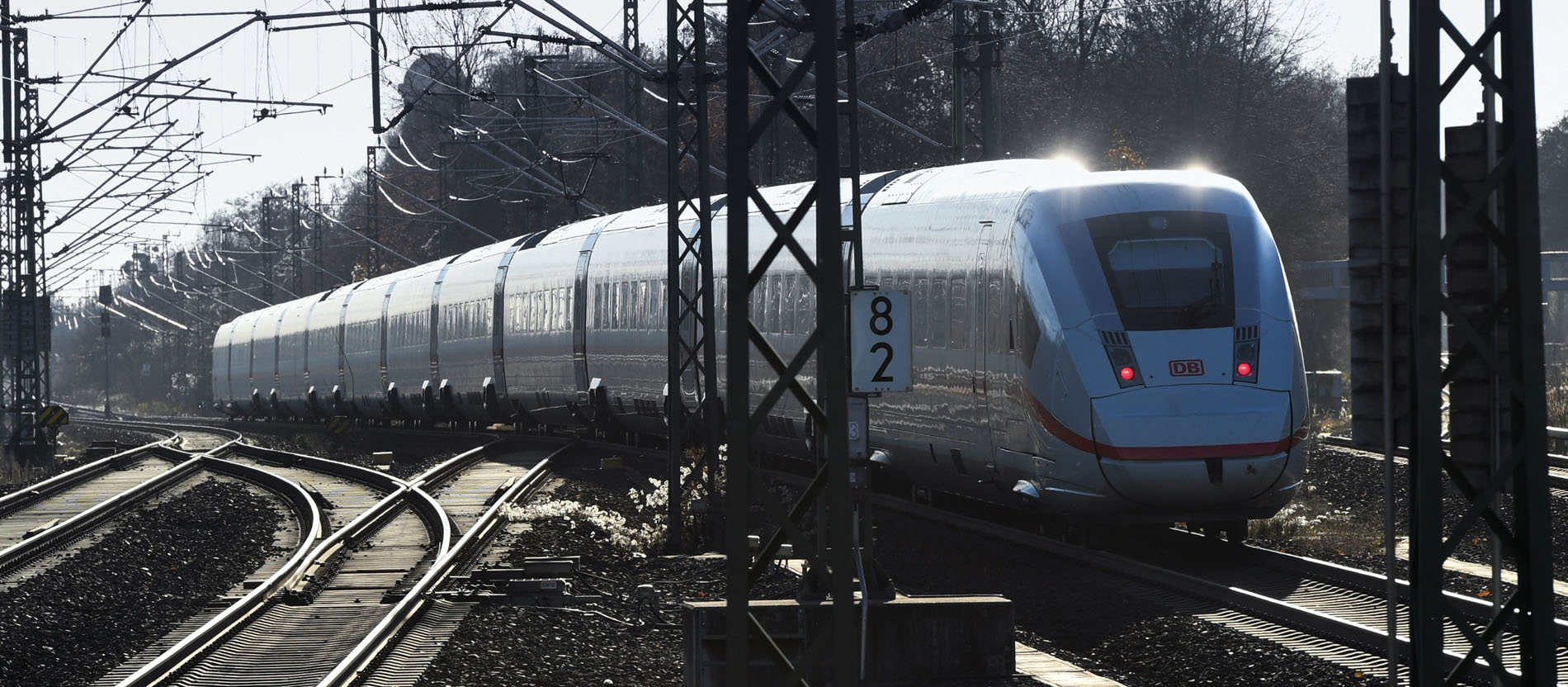 Der ICE 4 "Martin Luther" fährt am 29.11.2016 in Berlin aus dem Bahnhof Südkreuz aus