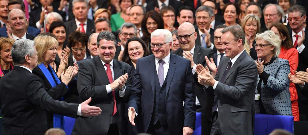 Der Designierter Bundespräsident Frank-Walter Steinmeier (M, SPD) wird am 12.02.2017 im Reichstag in Berlin nach der Wahl zum Bundespräsidenten von den Mitgliedern der Bundeversammlung beglückwünscht