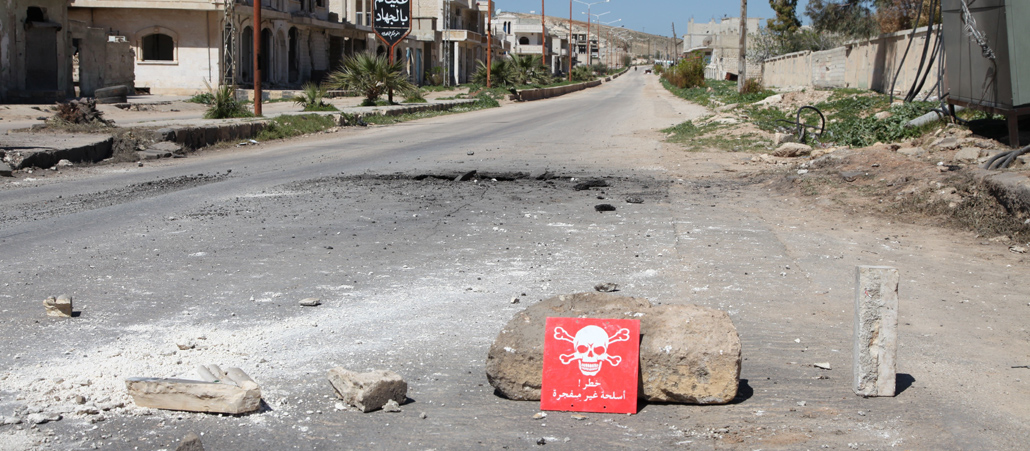 Ein Warnhinweis-Schild in einer Straße in der Stadt Khan Shaykun in der syrischen Privinz Idlib nach einem mutmaßlichen Giftgas-Angriff.