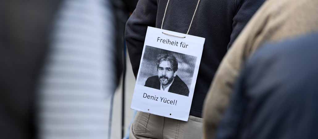 Transparent mit der Aufschrift "Freiheit für Deniz Yücel !"