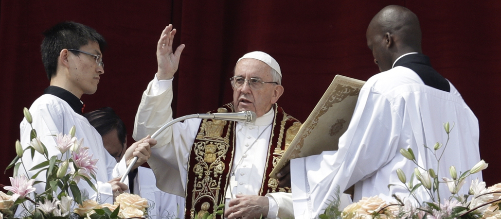 Papst Franziskus erteilt den traditionellen Segen 