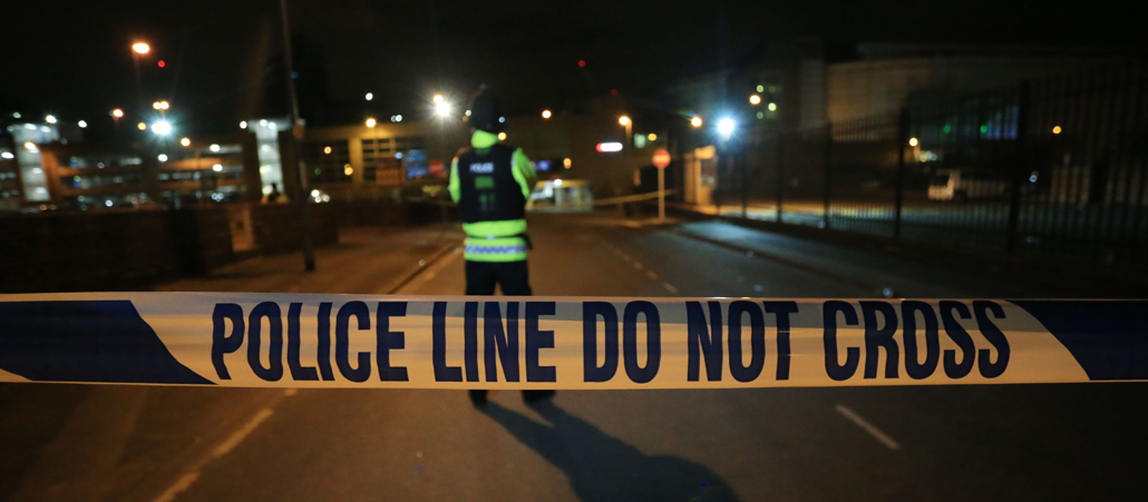 Ein Polizist steht nahe der Manchester Arena, wo sich am Abend des 22. Mai ein Terroranschlag ereignet hatte.