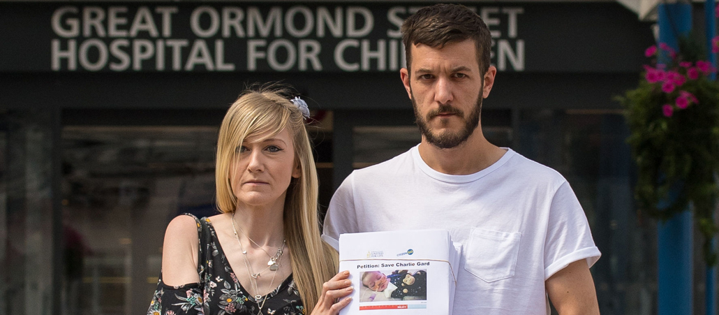 Connie Yates und Chris Gard, die Eltern des todkranken Babys Charlie, vor dem Krankenhaus.