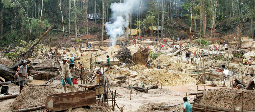 Männer schürfen in einem zestörten Teil des Amazonas Gold.