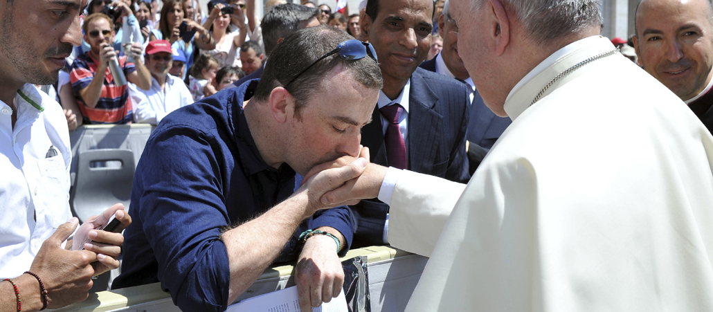 Der Ire Vincent Doyle küsst den Ring von Papst Franziskus