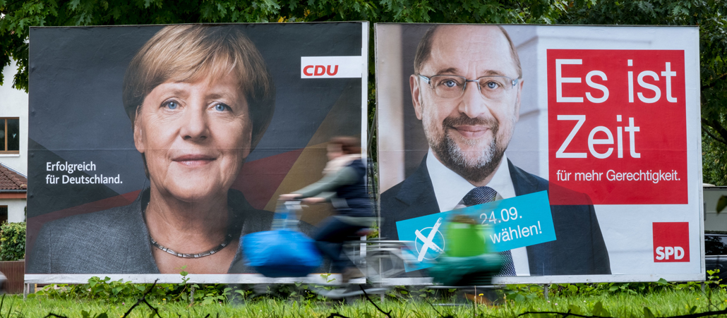 Die Wahlplakate der Bundeskanzlerin Angela Merkel (CDU) und des SPD-Kanzlerkandidaten Martin Schulz stehen nebeneinander.