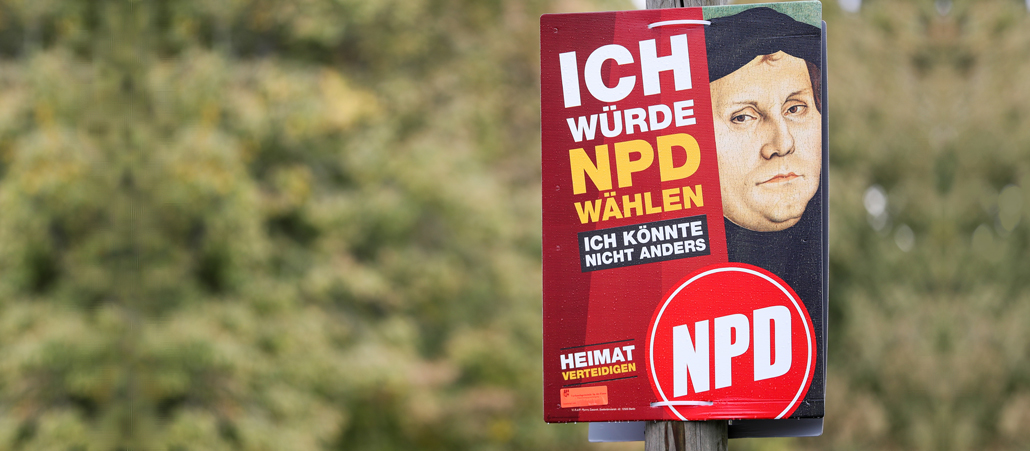 Ein Wahlplakat der NPD mit Martin Luther: "Ich würde NPD wählen - Ich könnte nicht anders".