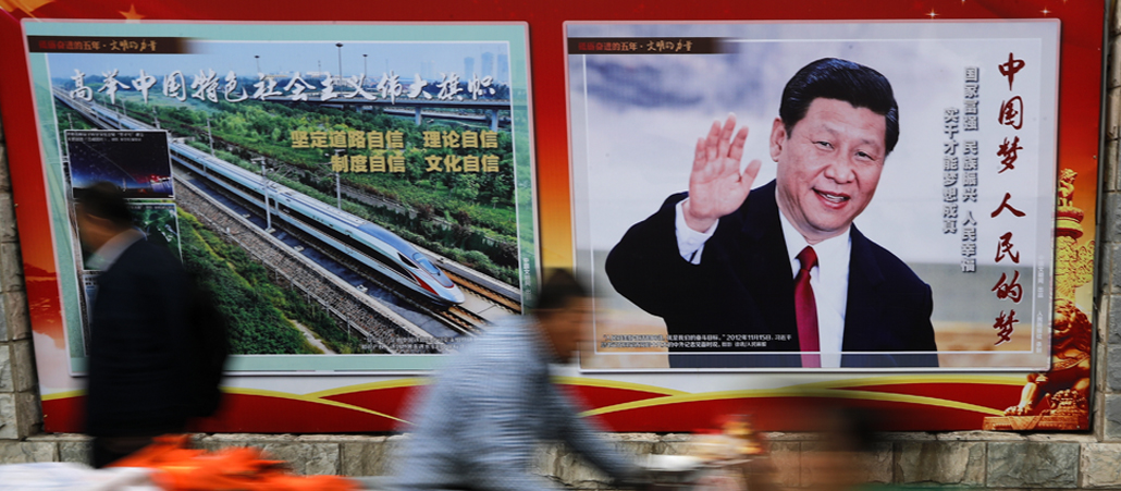 Ein Plakat mit dem Staatspräsident von China, Xi Jinping, hängt an einer Wand.