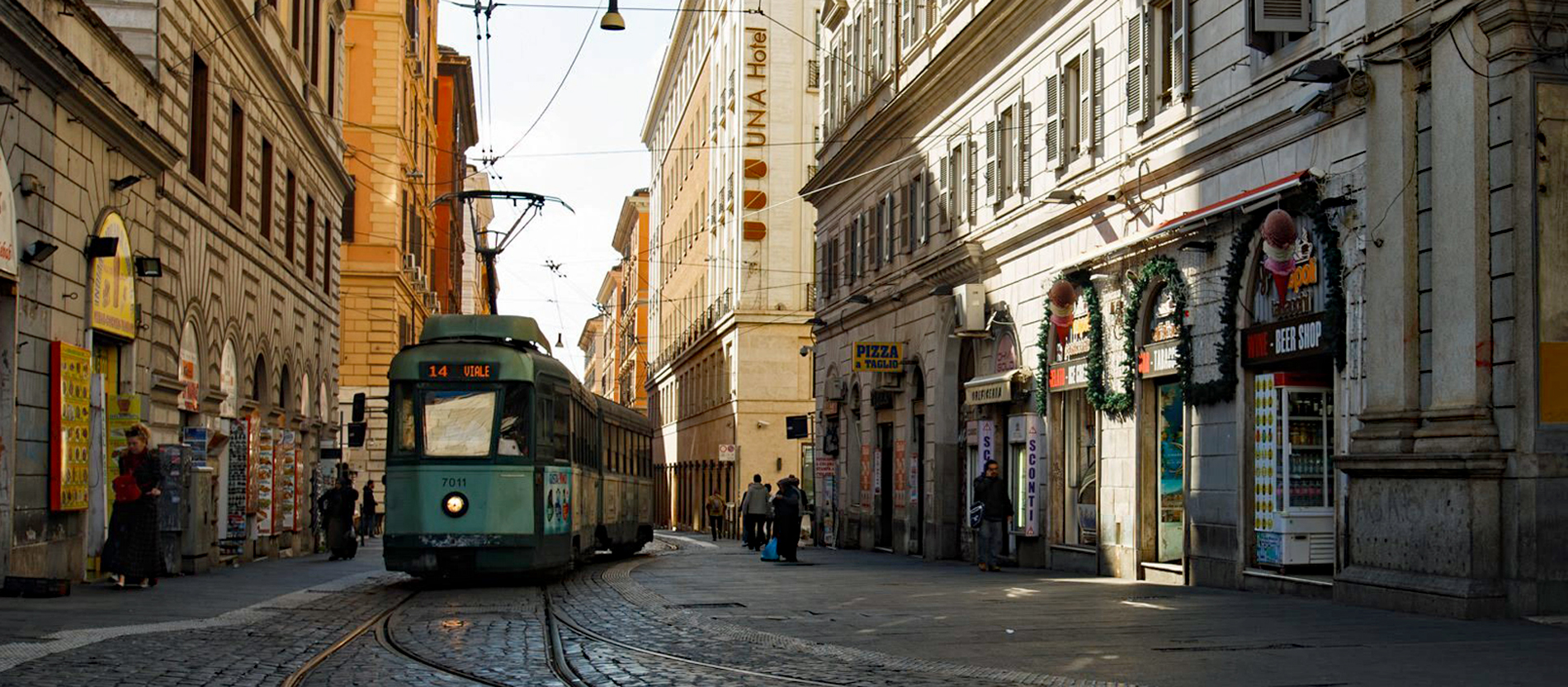 Eine Straßenbahn fährt durch die Altstadt von Rom
