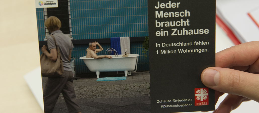 Postkarte mit der Aufschrift "Jeder Mensch braucht ein Zuhause"
