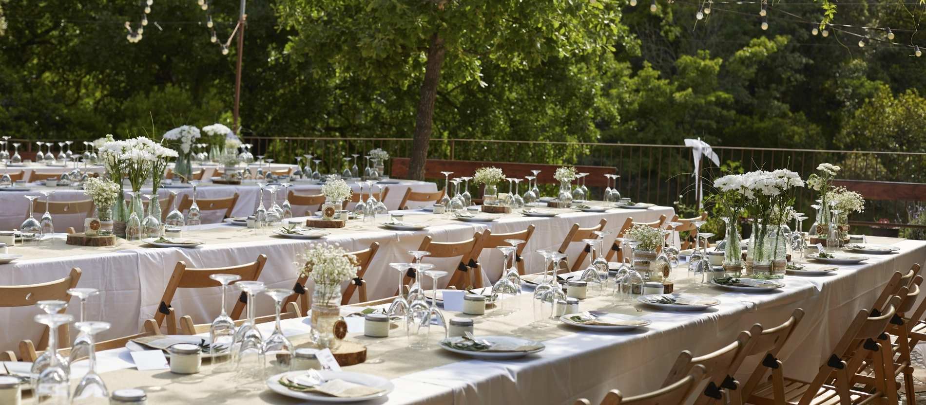 Ein gedeckter Tisch für die Hochzeitsgäste