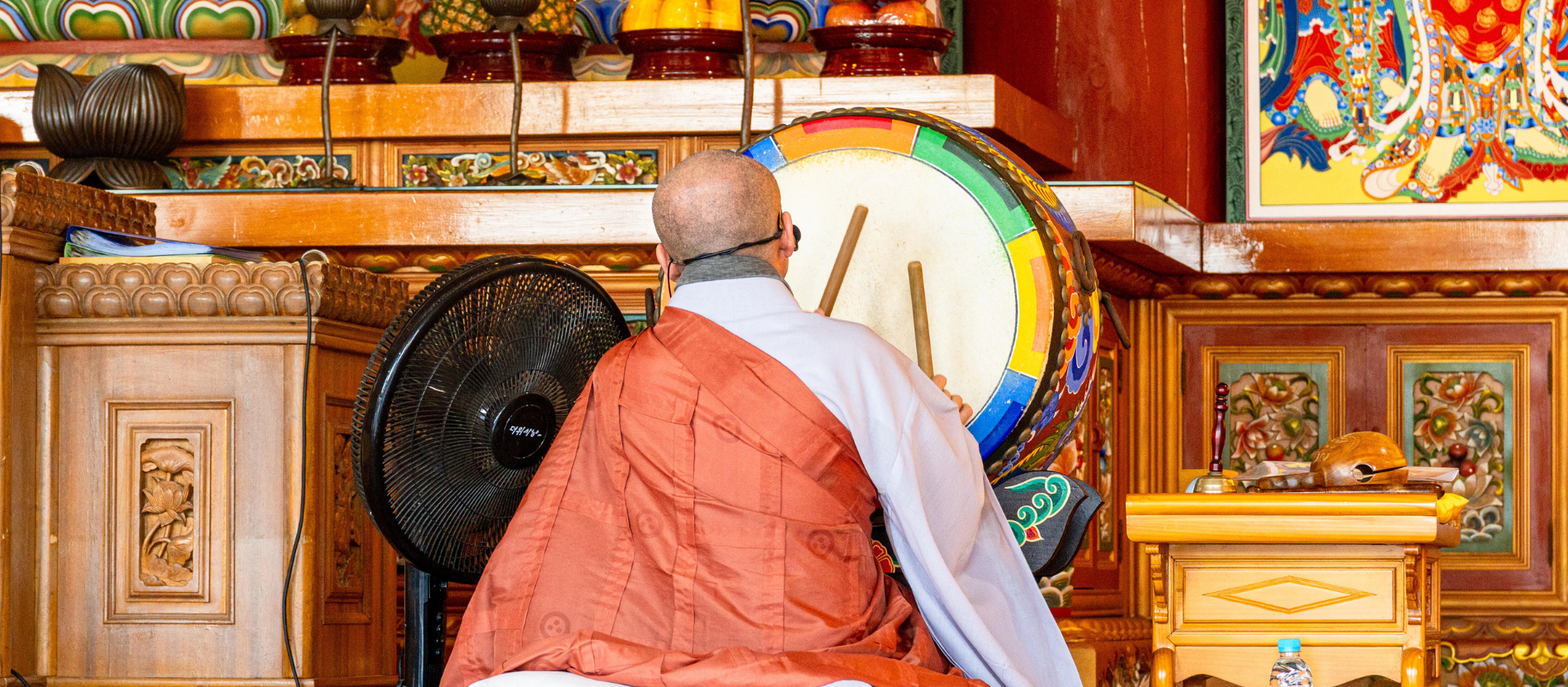 Ein Mönch im buddhistischen Tempel