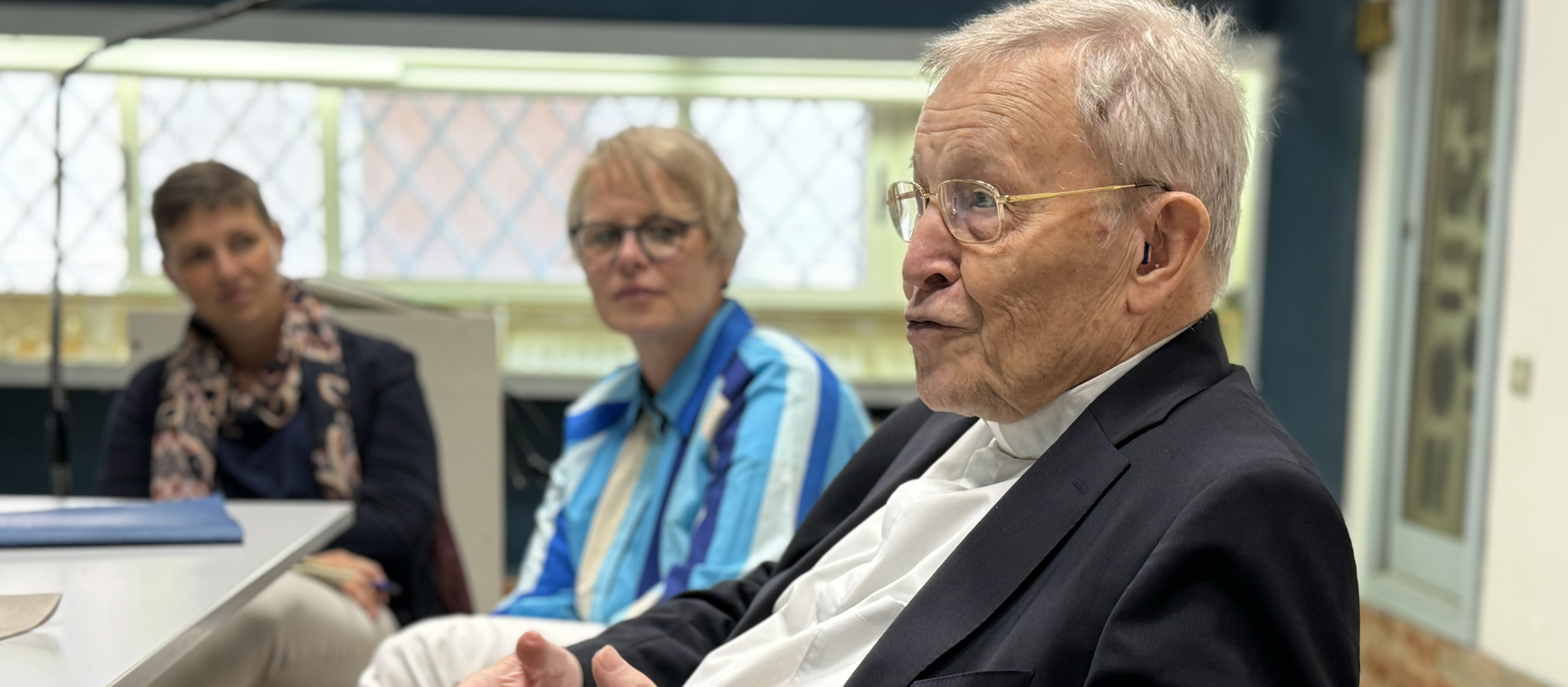 Kardinal Walter Kasper im Gespräch mit Frauen