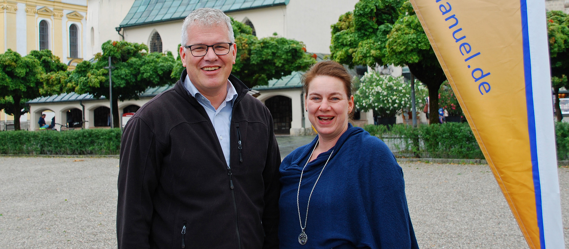 Die Organisatoren des Forums 2019 Elisabeth und Martin Fenkart vor der Altöttinger Gnadenkapelle.