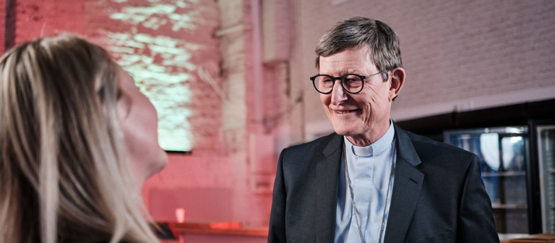 Kardinal Woelki beim Glaubensfestival "Kommt & seht" im Dialog mit einer jungen Frau