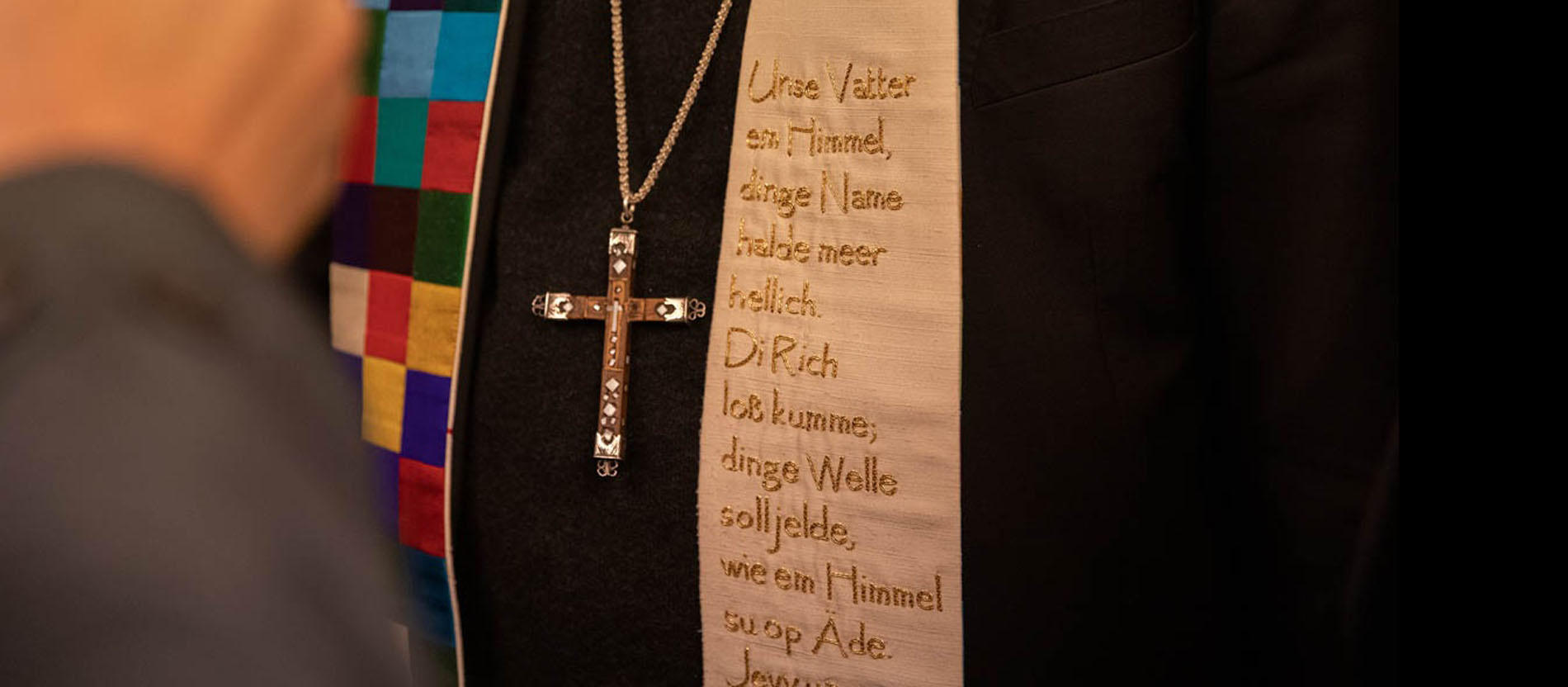 Das Must have dieser Session – Kardinal Woelki und Papst Franziskus haben schon eine: die Karnevals-Stola im Lappenclown-Design mit kölschem Vaterunser.