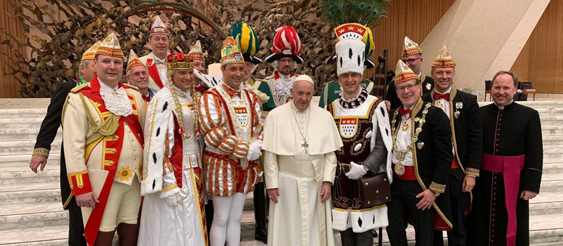 Papst Franziskus mit dem Kölner Dreigestirn, Mitgliedern des Kölner Festkomitees und Stadtdechant Robert Kleine.