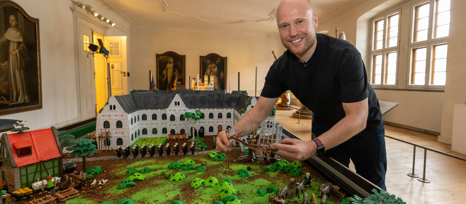 Der Playmobil-Künstler Oliver Schaffer mit seinen Figuren
