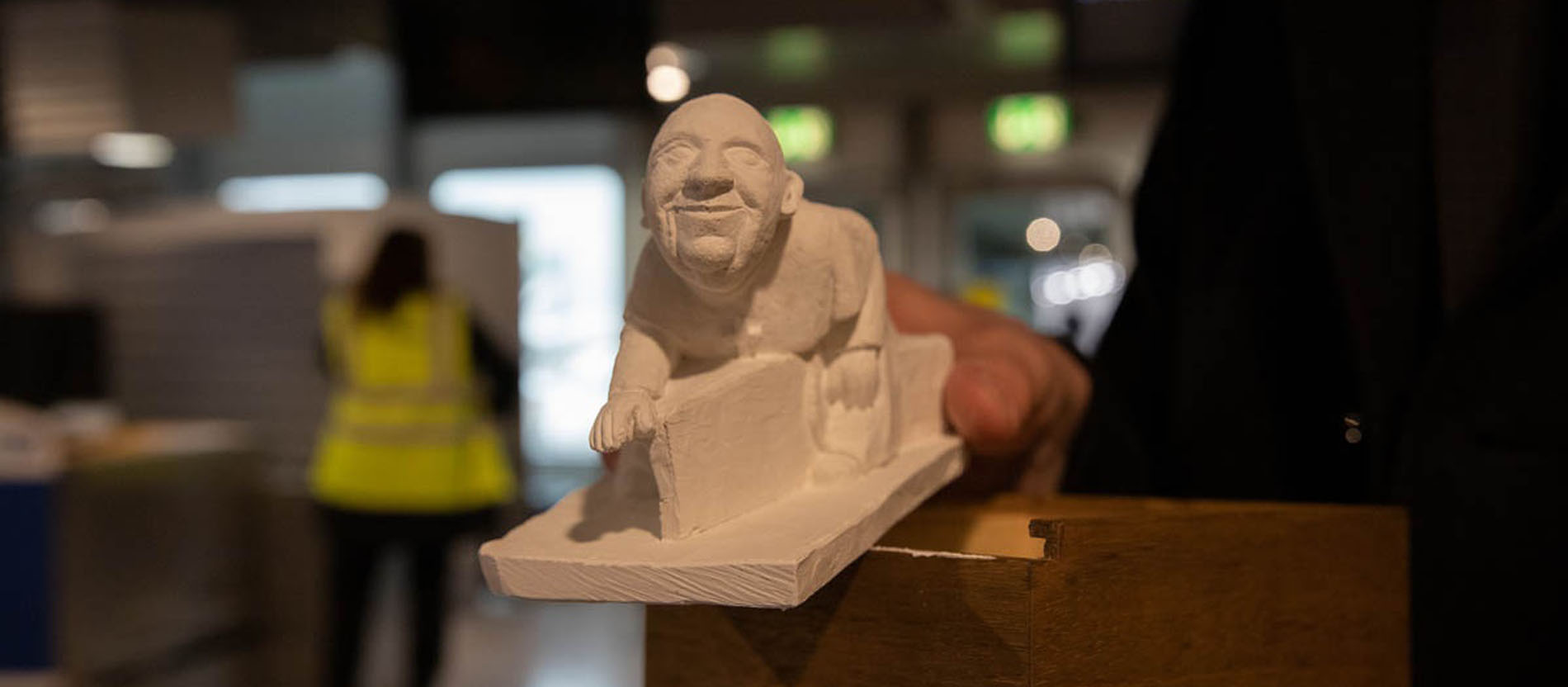Vom Kölner Dom nach Rom: Das Original der kleinen Franziskusstatue ist an der rheinischen Kathedrale zu sehen. Das Original des Originals, der Papst selbst, hat nun eine Gipsreplik davon.