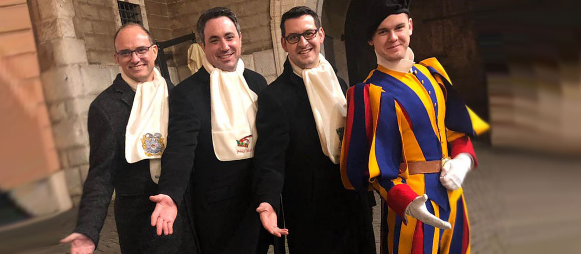 Das kommt auch selten vor: Das Kölner Dreigestirn auf einem Foto – und die drei sind nicht die mit dem auffälligsten Kostüm. Für den Schweizergardist ist die bunte Uniform allerdings Alltagskleidung – auch außerhalb des Karnevals.