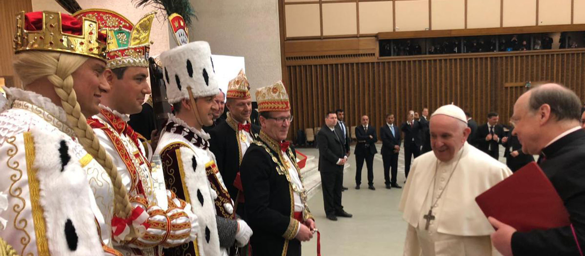 Endlich mal nicht am auffälligsten gekleidet: Papst Franziskus freut sich über den Besuch der Kölner Karnevalisten.