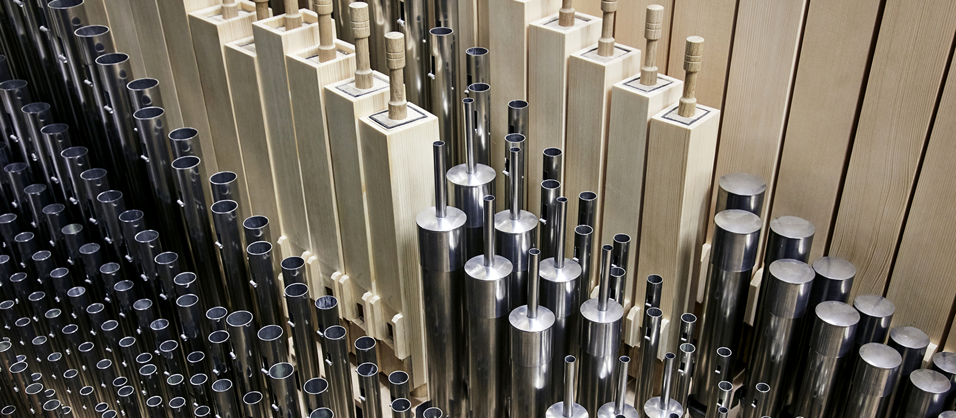 Die kleinsten Pfeifen der neuen Klais-Orgel in der Hamburger Elphilharmonie haben eine sogenannte klingende Öänge von nur wenigen Millimetern. Die größten sind hingegen 32 Fuß oder 10 Meter hoch.