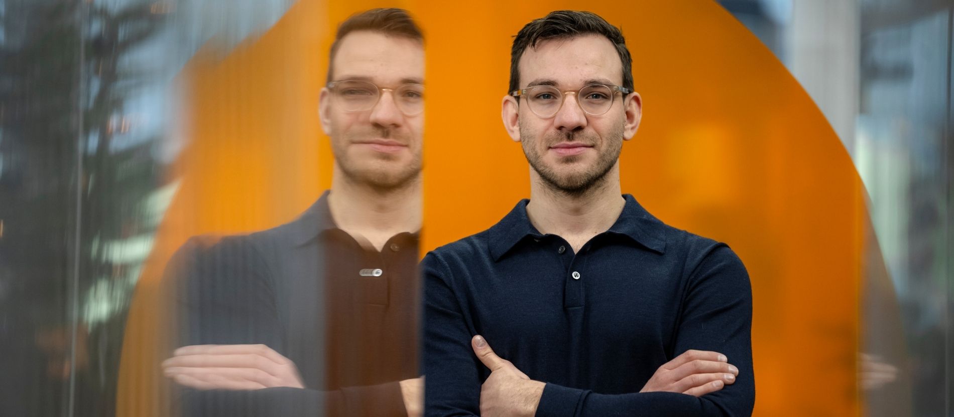 Immobilienökonom Jonas Kubon mit verschränkten Armen