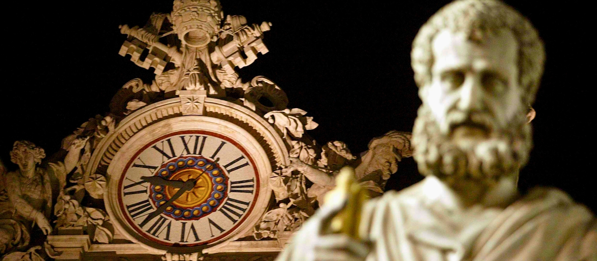 Uhr am Petersdom im Vatikan